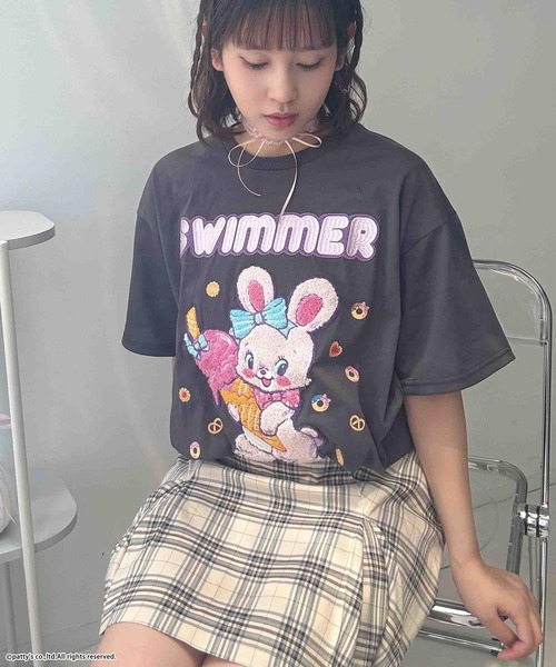 AS KNOW AS plus(アズノゥアズプラス)の「●アクリルキーホルダー付き SWIMMER 半袖Tシャツ【SWIMMER/スイマー】(Tシャツ/カットソー・レディース・オフホワイト/オートミール/スミクロ/サックスブルー/ホワイト系/グレー系/アイボリー系/ネイビー系/ホワイト系その他/サックスブルー系・FREE)」の6枚目の写真