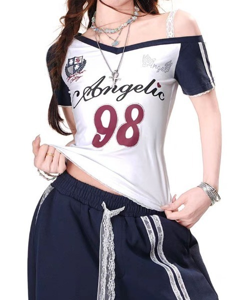 lilful(リルフル)の「ラインストーンデザイン ワンショルダーレース クロップドナンバリングトップス(Tシャツ/カットソー・レディース・ホワイト/ネイビー・M/L)」の5枚目の写真