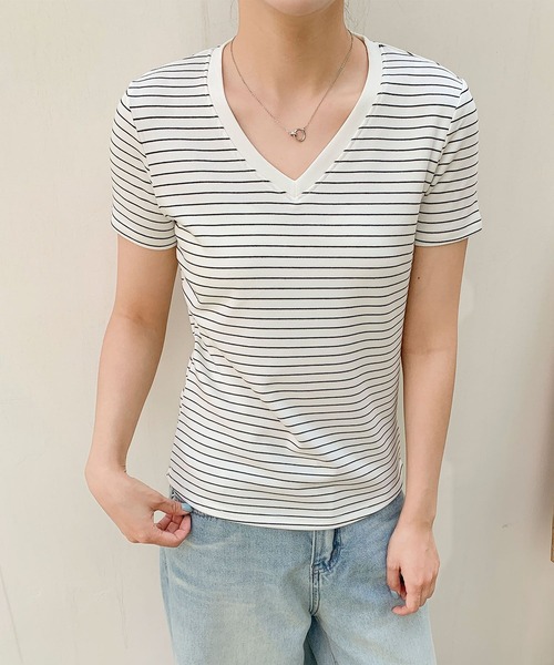 BANICO（バニコ）の「Vネック細ボーダーTシャツ (SS)（Tシャツ/カットソー・レディース・ブラック/ホワイト/ダークグレー・LARGE/MEDIUM）」の2枚目の写真