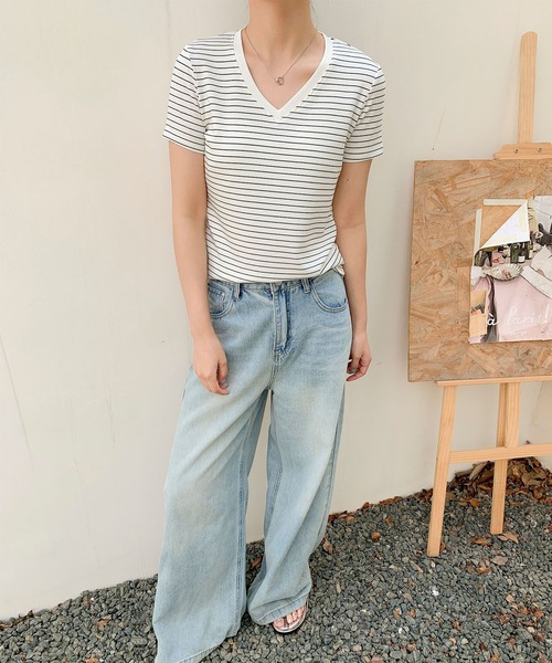 BANICO（バニコ）の「Vネック細ボーダーTシャツ (SS)（Tシャツ/カットソー・レディース・ブラック/ホワイト/ダークグレー・LARGE/MEDIUM）」の5枚目の写真