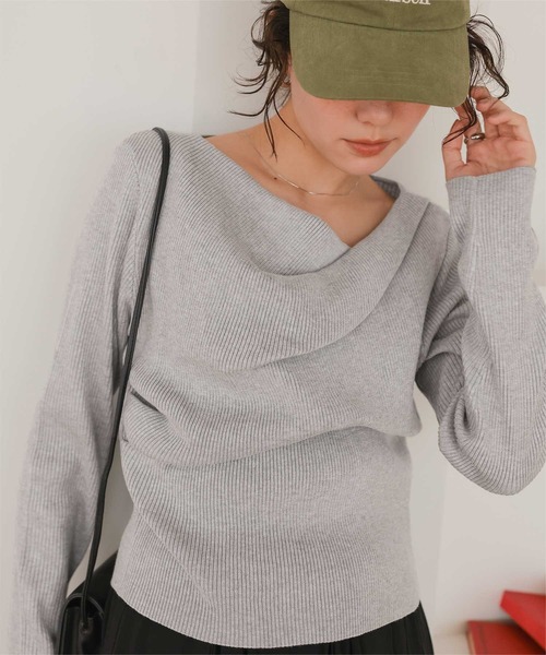 titivate(ティティベイト)の「オフショルダーリブニットトップス(ニット/セーター・レディース・ライトベージュ/ブラック/ライトグレー/レッド/ネイビー/ラベンダー/アイボリー・L/M/S)」の4枚目の写真