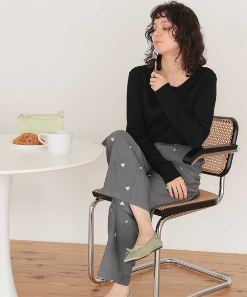 titivate(ティティベイト)の「オフショルダーリブニットトップス(ニット/セーター・レディース・ライトベージュ/ブラック/ライトグレー/レッド/ネイビー/ラベンダー/アイボリー・L/M/S)」の9枚目の写真