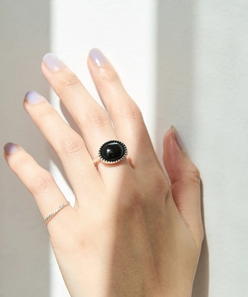 LAVEANGE（ラビアンジェ）の「オーバルストーンシルバーリング（リング・レディース・ブラック/アイボリー・11/15 /17）」の2枚目の写真