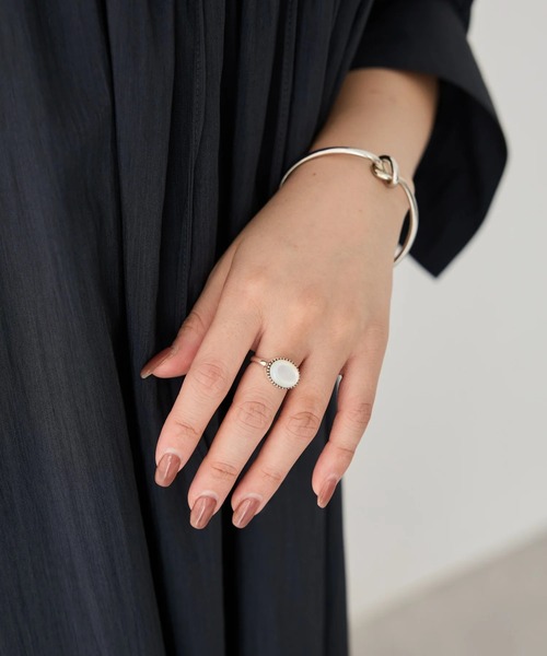 LAVEANGE（ラビアンジェ）の「オーバルストーンシルバーリング（リング・レディース・ブラック/アイボリー・11/15 /17）」の8枚目の写真