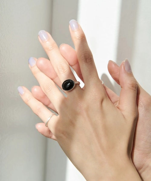 LAVEANGE（ラビアンジェ）の「オーバルストーンシルバーリング（リング・レディース・ブラック/アイボリー・11/15 /17）」の5枚目の写真