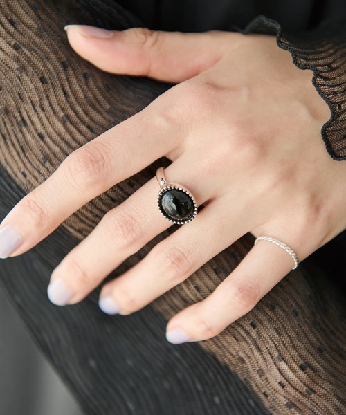 LAVEANGE（ラビアンジェ）の「オーバルストーンシルバーリング（リング・レディース・ブラック/アイボリー・11/15 /17）」の6枚目の写真