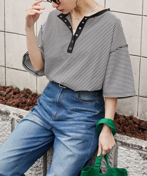 MONO-MART(モノマート)の「【anyway.シリーズ】ヘンリーネック ドロップショルダー オーバーサイズ半袖Tシャツ(Tシャツ/カットソー・レディース・ブラウン/ワインレッド/グリーン系/ネイビー/オフホワイト/杢グレー/チャコールグレー/ブラック/ダークブラウン/ブラック系/レッド・M/L)」の3枚目の写真
