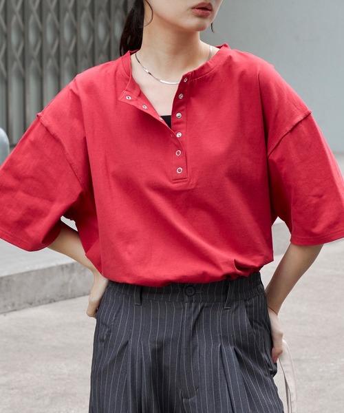 MONO-MART(モノマート)の「【anyway.シリーズ】ヘンリーネック ドロップショルダー オーバーサイズ半袖Tシャツ(Tシャツ/カットソー・レディース・ブラウン/ワインレッド/グリーン系/ネイビー/オフホワイト/杢グレー/チャコールグレー/ブラック/ダークブラウン/ブラック系/レッド・M/L)」の10枚目の写真