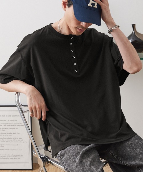 MONO-MART(モノマート)の「【anyway.シリーズ】ヘンリーネック ドロップショルダー オーバーサイズ半袖Tシャツ(Tシャツ/カットソー・レディース・ブラウン/ワインレッド/グリーン系/ネイビー/オフホワイト/杢グレー/チャコールグレー/ブラック/ダークブラウン/ブラック系/レッド・M/L)」の16枚目の写真