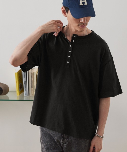 MONO-MART(モノマート)の「【anyway.シリーズ】ヘンリーネック ドロップショルダー オーバーサイズ半袖Tシャツ(Tシャツ/カットソー・レディース・ブラウン/ワインレッド/グリーン系/ネイビー/オフホワイト/杢グレー/チャコールグレー/ブラック/ダークブラウン/ブラック系/レッド・M/L)」の18枚目の写真