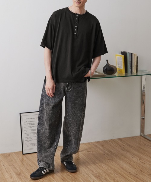 MONO-MART(モノマート)の「【anyway.シリーズ】ヘンリーネック ドロップショルダー オーバーサイズ半袖Tシャツ(Tシャツ/カットソー・レディース・ブラウン/ワインレッド/グリーン系/ネイビー/オフホワイト/杢グレー/チャコールグレー/ブラック/ダークブラウン/ブラック系/レッド・M/L)」の19枚目の写真