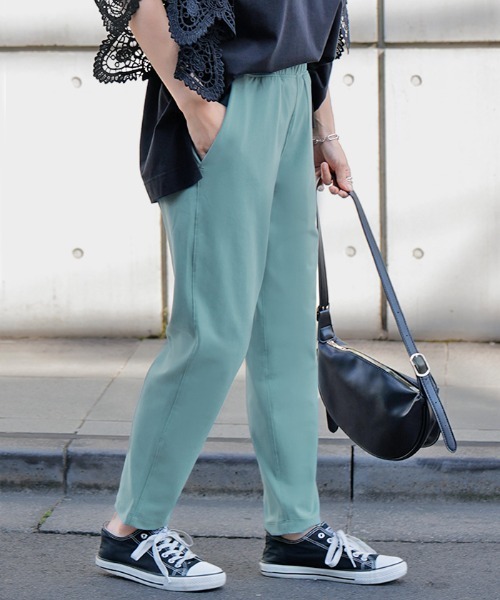HUG.U(ハグユー)の「ぐーんと伸びる ストレッチテーパードパンツ(その他パンツ・レディース・ダークグレー/ブラック/ライトブルー/オリーブ・M/L)」の1枚目の写真