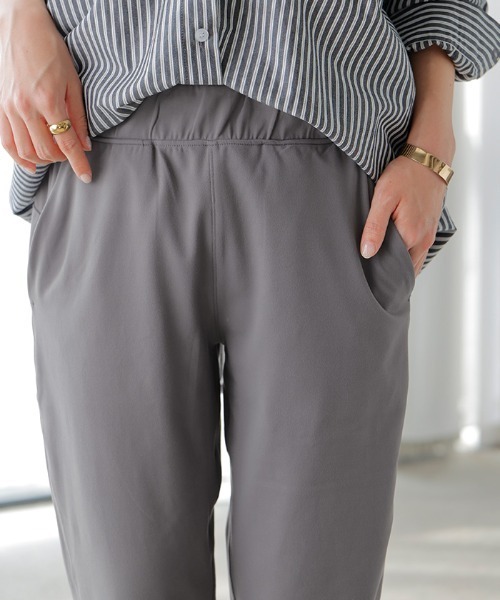 HUG.U(ハグユー)の「ぐーんと伸びる ストレッチテーパードパンツ(その他パンツ・レディース・ダークグレー/ブラック/ライトブルー/オリーブ・M/L)」の11枚目の写真