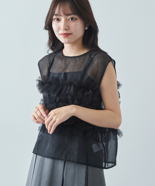 MAGASIN DE MODE Chou Chou(マガジンデモードシュシュ)の「【MAGASIN DE MODE Chou Chou】チュールフリルオーガンジーノースリーブ trc(シャツ/ブラウス・レディース・グレイッシュベージュ/オリーブ/ブラック・FREE)」の1枚目の写真
