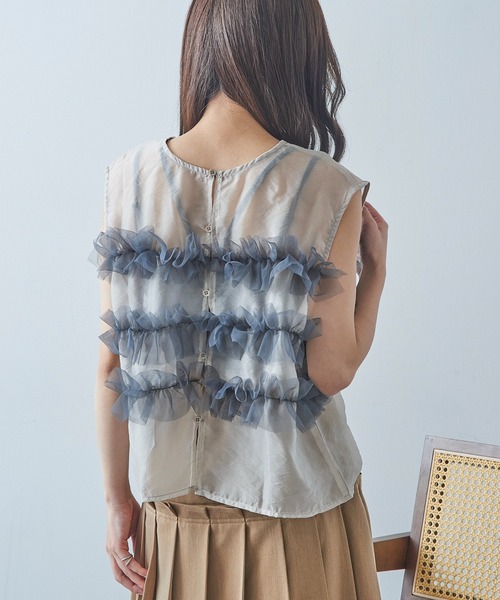 MAGASIN DE MODE Chou Chou(マガジンデモードシュシュ)の「【MAGASIN DE MODE Chou Chou】チュールフリルオーガンジーノースリーブ trc(シャツ/ブラウス・レディース・グレイッシュベージュ/オリーブ/ブラック・FREE)」の9枚目の写真