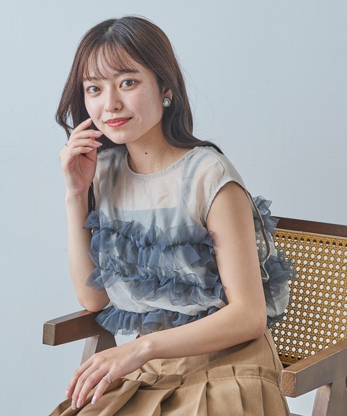 MAGASIN DE MODE Chou Chou(マガジンデモードシュシュ)の「【MAGASIN DE MODE Chou Chou】チュールフリルオーガンジーノースリーブ trc(シャツ/ブラウス・レディース・グレイッシュベージュ/オリーブ/ブラック・FREE)」の4枚目の写真