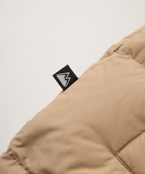 FIRST DOWN（ファーストダウン）の「ダウンジャケット リバーシブル仕様 FDUSA BUBBLE DOWN JKT F942001 ロゴ刺繍（ダウンジャケット/コート・メンズ・ホワイト/ベージュ/ブラック・LL/L/M）」の7枚目の写真