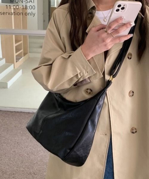 yuue' ( wear )(ユーイ)の「フェイクレザークラシックショルダーバッグ/斜め掛けバッグ(ショルダーバッグ・レディース・ブラック/ブラウン・FREE)」の2枚目の写真