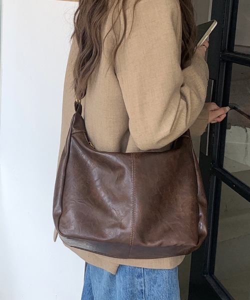 yuue' ( wear )(ユーイ)の「フェイクレザークラシックショルダーバッグ/斜め掛けバッグ(ショルダーバッグ・レディース・ブラック/ブラウン・FREE)」の3枚目の写真