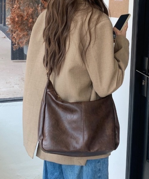 yuue' ( wear )(ユーイ)の「フェイクレザークラシックショルダーバッグ/斜め掛けバッグ(ショルダーバッグ・レディース・ブラック/ブラウン・FREE)」の4枚目の写真