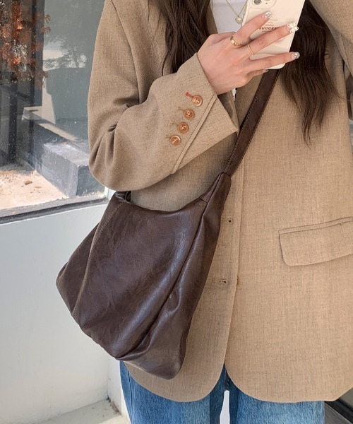 yuue' ( wear )(ユーイ)の「フェイクレザークラシックショルダーバッグ/斜め掛けバッグ(ショルダーバッグ・レディース・ブラック/ブラウン・FREE)」の5枚目の写真