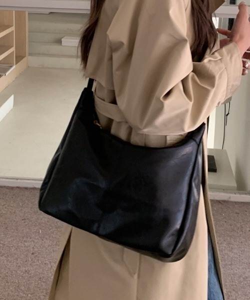 yuue' ( wear )(ユーイ)の「フェイクレザークラシックショルダーバッグ/斜め掛けバッグ(ショルダーバッグ・レディース・ブラック/ブラウン・FREE)」の6枚目の写真