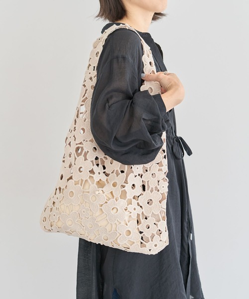 Green　Parks（グリーンパークス）の「・cache cache フラワーレーストートバッグ（トートバッグ・レディース・アイボリー/ブラック/グレー・FREE）」の2枚目の写真