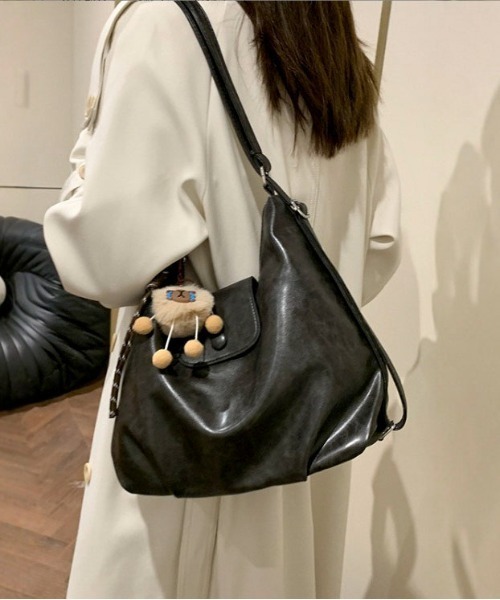 Mejoul（メジュール）の「【3WAY】フェイクレザー ボタンぬいぐるみ付きフラップ ショルダー リュック トート（ショルダーバッグ・レディース・ブラック/ブラウン/キャメル・F）」の2枚目の写真