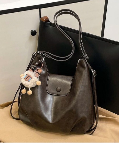 Mejoul（メジュール）の「【3WAY】フェイクレザー ボタンぬいぐるみ付きフラップ ショルダー リュック トート（ショルダーバッグ・レディース・ブラック/ブラウン/キャメル・F）」の21枚目の写真