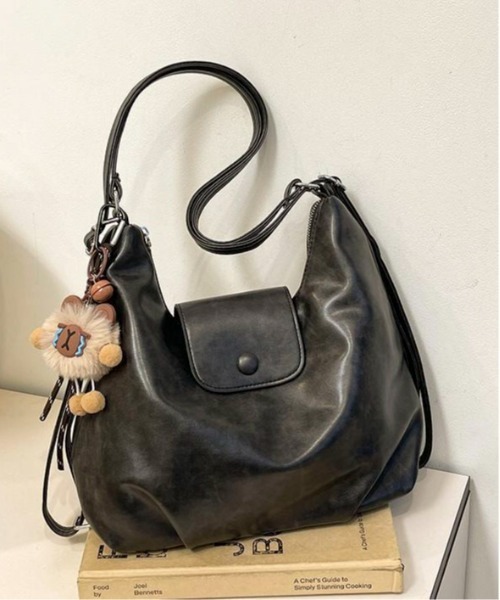 Mejoul（メジュール）の「【3WAY】フェイクレザー ボタンぬいぐるみ付きフラップ ショルダー リュック トート（ショルダーバッグ・レディース・ブラック/ブラウン/キャメル・F）」の19枚目の写真