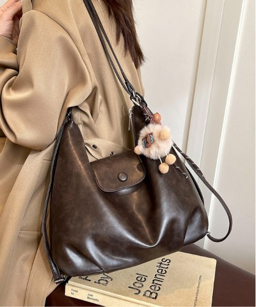 Mejoul（メジュール）の「【3WAY】フェイクレザー ボタンぬいぐるみ付きフラップ ショルダー リュック トート（ショルダーバッグ・レディース・ブラック/ブラウン/キャメル・F）」の17枚目の写真