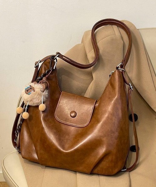 Mejoul（メジュール）の「【3WAY】フェイクレザー ボタンぬいぐるみ付きフラップ ショルダー リュック トート（ショルダーバッグ・レディース・ブラック/ブラウン/キャメル・F）」の20枚目の写真