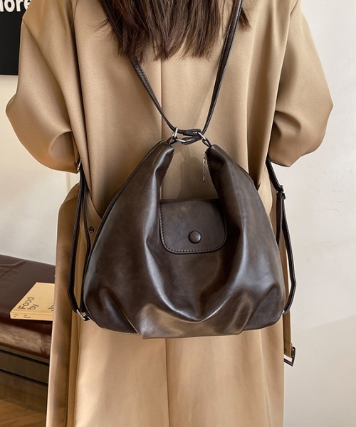 Mejoul（メジュール）の「【3WAY】フェイクレザー ボタンぬいぐるみ付きフラップ ショルダー リュック トート（ショルダーバッグ・レディース・ブラック/ブラウン/キャメル・F）」の16枚目の写真