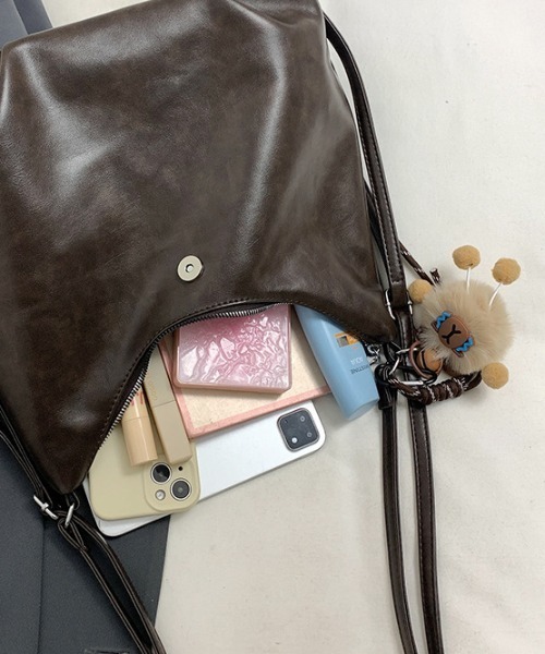 Mejoul（メジュール）の「【3WAY】フェイクレザー ボタンぬいぐるみ付きフラップ ショルダー リュック トート（ショルダーバッグ・レディース・ブラック/ブラウン/キャメル・F）」の22枚目の写真