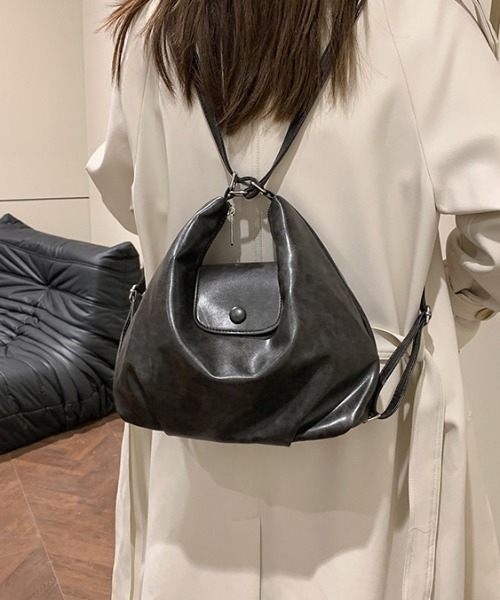 Mejoul（メジュール）の「【3WAY】フェイクレザー ボタンぬいぐるみ付きフラップ ショルダー リュック トート（ショルダーバッグ・レディース・ブラック/ブラウン/キャメル・F）」の14枚目の写真