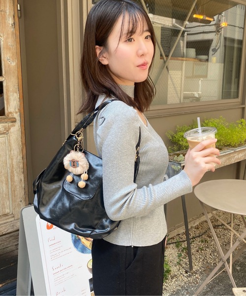 Mejoul（メジュール）の「【3WAY】フェイクレザー ボタンぬいぐるみ付きフラップ ショルダー リュック トート（ショルダーバッグ・レディース・ブラック/ブラウン/キャメル・F）」の11枚目の写真