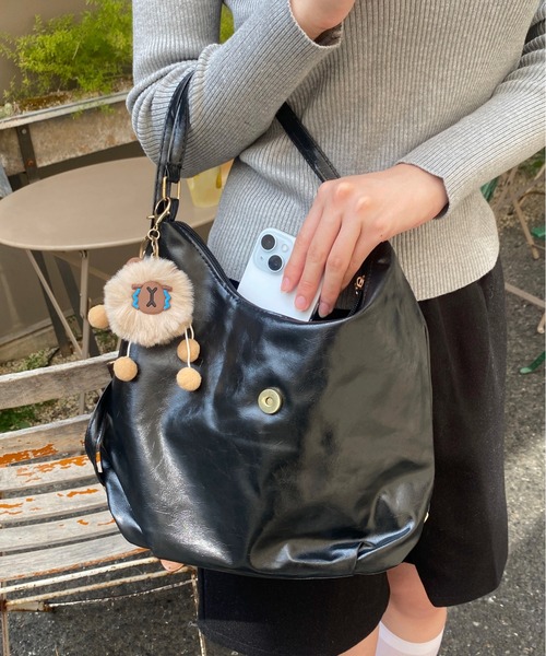 Mejoul（メジュール）の「【3WAY】フェイクレザー ボタンぬいぐるみ付きフラップ ショルダー リュック トート（ショルダーバッグ・レディース・ブラック/ブラウン/キャメル・F）」の9枚目の写真