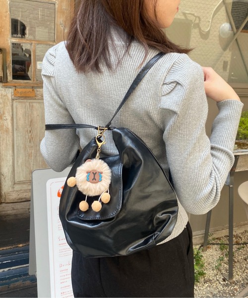 Mejoul（メジュール）の「【3WAY】フェイクレザー ボタンぬいぐるみ付きフラップ ショルダー リュック トート（ショルダーバッグ・レディース・ブラック/ブラウン/キャメル・F）」の10枚目の写真