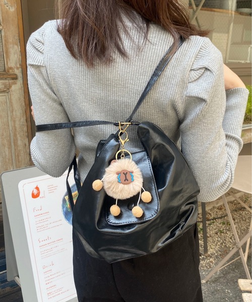 Mejoul（メジュール）の「【3WAY】フェイクレザー ボタンぬいぐるみ付きフラップ ショルダー リュック トート（ショルダーバッグ・レディース・ブラック/ブラウン/キャメル・F）」の5枚目の写真