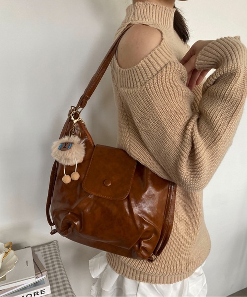 Mejoul（メジュール）の「【3WAY】フェイクレザー ボタンぬいぐるみ付きフラップ ショルダー リュック トート（ショルダーバッグ・レディース・ブラック/ブラウン/キャメル・F）」の7枚目の写真