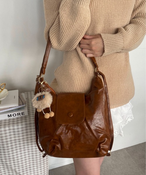 Mejoul（メジュール）の「【3WAY】フェイクレザー ボタンぬいぐるみ付きフラップ ショルダー リュック トート（ショルダーバッグ・レディース・ブラック/ブラウン/キャメル・F）」の6枚目の写真