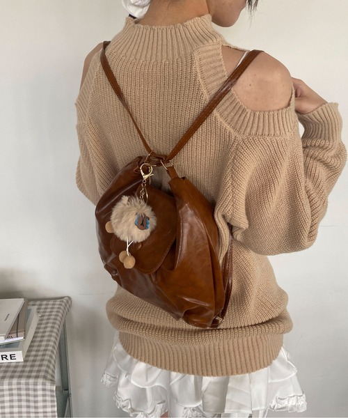 Mejoul（メジュール）の「【3WAY】フェイクレザー ボタンぬいぐるみ付きフラップ ショルダー リュック トート（ショルダーバッグ・レディース・ブラック/ブラウン/キャメル・F）」の8枚目の写真