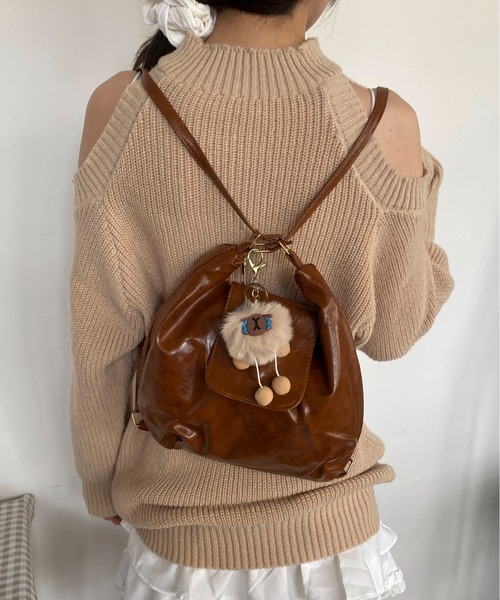 Mejoul（メジュール）の「【3WAY】フェイクレザー ボタンぬいぐるみ付きフラップ ショルダー リュック トート（ショルダーバッグ・レディース・ブラック/ブラウン/キャメル・F）」の12枚目の写真