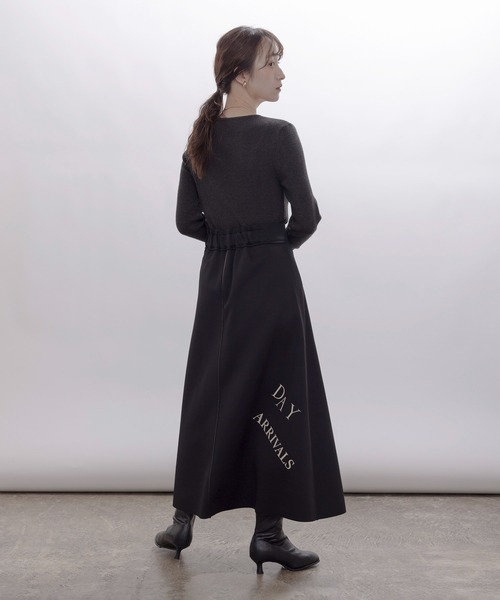 Eimee Law(エイミーロウ)の「リバーシブル ボンディング レタリング フレアースカート(スカート・レディース・ダークネイビー/ブラック/カーキ・FREE)」の5枚目の写真