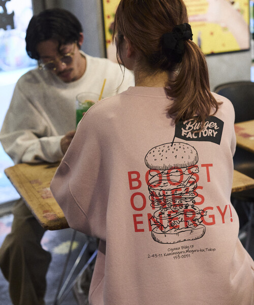 FREAK'S STORE（フリークスストア）の「限定展開 Burger Factory×FREAK'S STORE/バーガーファクトリー 別注 ビッグシルエット バックプリント クルーネックスウェット（スウェット・メンズ・アッシュグレー/ブラウン/スミクロ/ピンク・SMALL/MEDIUM/LARGE）」の4枚目の写真