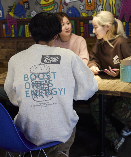 FREAK'S STORE（フリークスストア）の「限定展開 Burger Factory×FREAK'S STORE/バーガーファクトリー 別注 ビッグシルエット バックプリント クルーネックスウェット（スウェット・メンズ・アッシュグレー/ブラウン/スミクロ/ピンク・SMALL/MEDIUM/LARGE）」の21枚目の写真