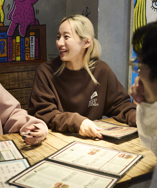 FREAK'S STORE（フリークスストア）の「限定展開 Burger Factory×FREAK'S STORE/バーガーファクトリー 別注 ビッグシルエット バックプリント クルーネックスウェット（スウェット・メンズ・アッシュグレー/ブラウン/スミクロ/ピンク・SMALL/MEDIUM/LARGE）」の14枚目の写真