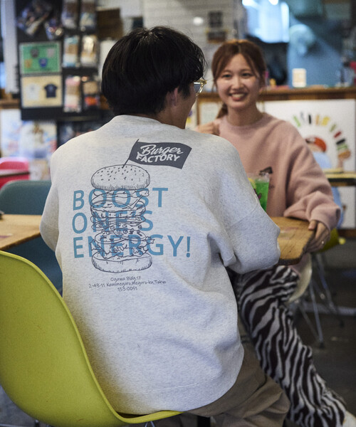 FREAK'S STORE（フリークスストア）の「限定展開 Burger Factory×FREAK'S STORE/バーガーファクトリー 別注 ビッグシルエット バックプリント クルーネックスウェット（スウェット・メンズ・アッシュグレー/ブラウン/スミクロ/ピンク・SMALL/MEDIUM/LARGE）」の8枚目の写真