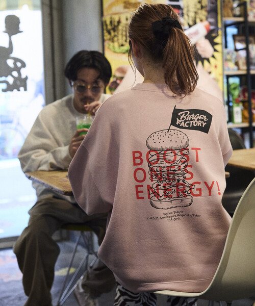 FREAK'S STORE（フリークスストア）の「限定展開 Burger Factory×FREAK'S STORE/バーガーファクトリー 別注 ビッグシルエット バックプリント クルーネックスウェット（スウェット・メンズ・アッシュグレー/ブラウン/スミクロ/ピンク・SMALL/MEDIUM/LARGE）」の10枚目の写真