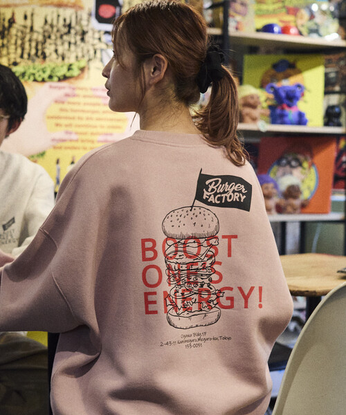 FREAK'S STORE（フリークスストア）の「限定展開 Burger Factory×FREAK'S STORE/バーガーファクトリー 別注 ビッグシルエット バックプリント クルーネックスウェット（スウェット・メンズ・アッシュグレー/ブラウン/スミクロ/ピンク・SMALL/MEDIUM/LARGE）」の11枚目の写真